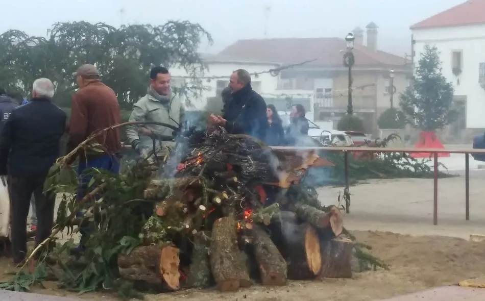 Foto 3 - Villar de Ciervo disfruta por primera vez de una matanza popular  