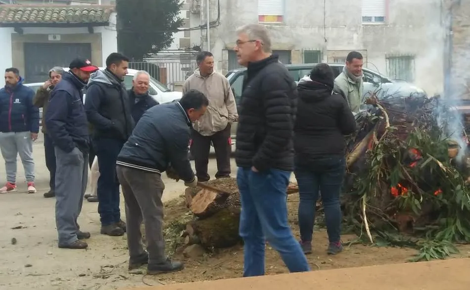 Foto 2 - Villar de Ciervo disfruta por primera vez de una matanza popular  