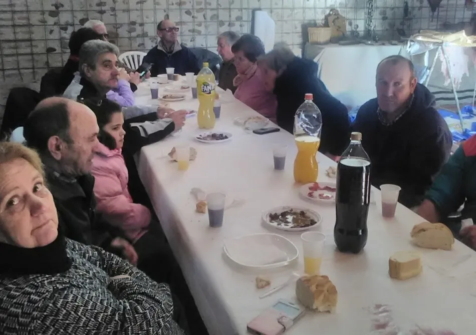 Personas de todas las edades participan un año más en la matanza popular de Sancti-Spíritus  