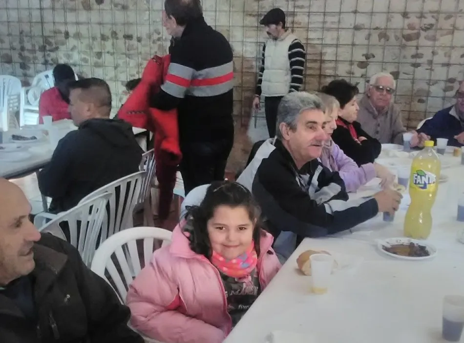 Foto 2 - Personas de todas las edades participan un a&ntilde;o m&aacute;s en la matanza popular de Sancti-Sp&iacute;ritus  