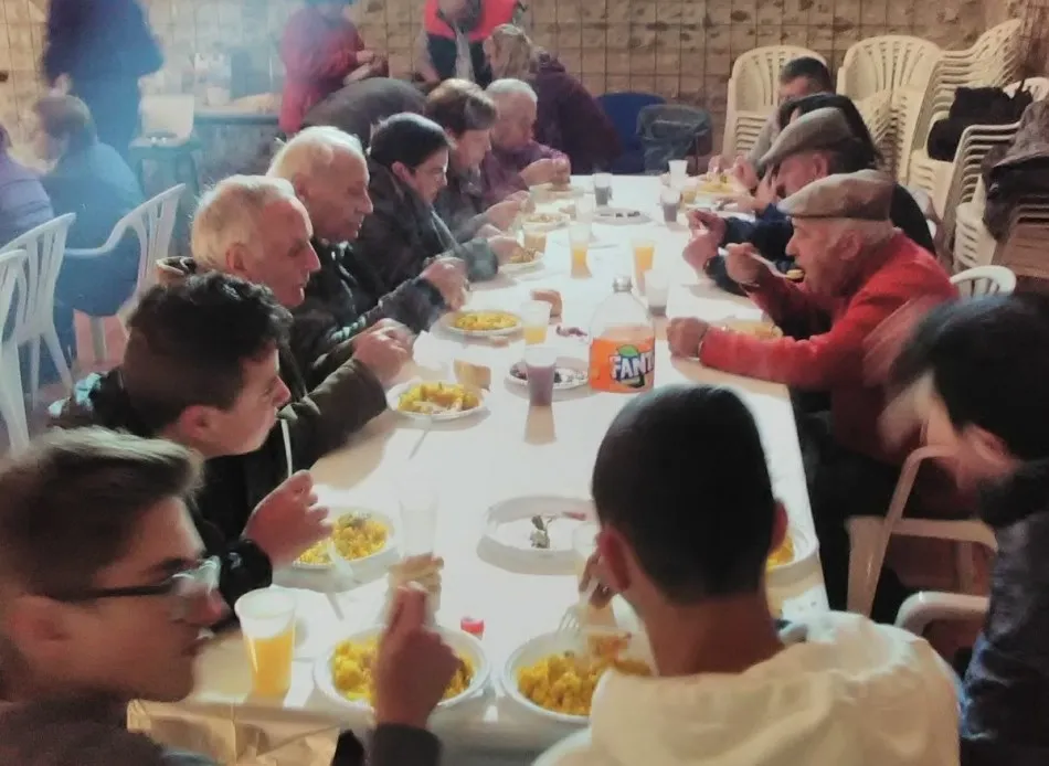 Foto 4 - Personas de todas las edades participan un a&ntilde;o m&aacute;s en la matanza popular de Sancti-Sp&iacute;ritus  