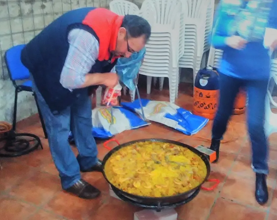 Foto 5 - Personas de todas las edades participan un a&ntilde;o m&aacute;s en la matanza popular de Sancti-Sp&iacute;ritus  