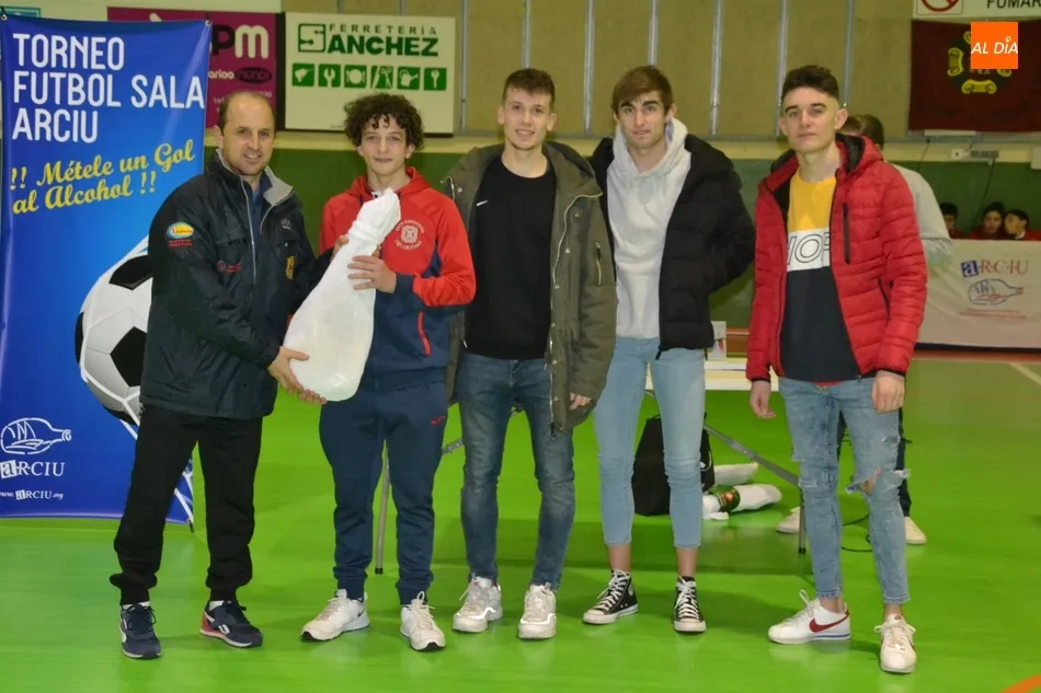 Foto 6 - Los representantes del III Columnas y Esalza se coronan como los &uacute;ltimos campeones grupales de...