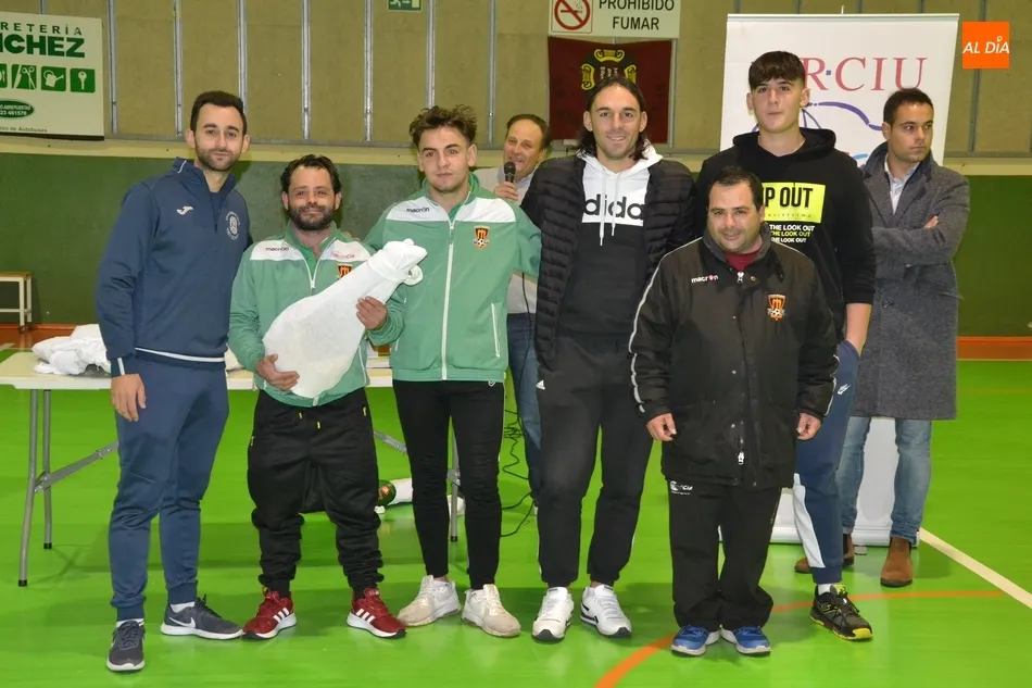 Foto 9 - Los representantes del III Columnas y Esalza se coronan como los &uacute;ltimos campeones grupales de...