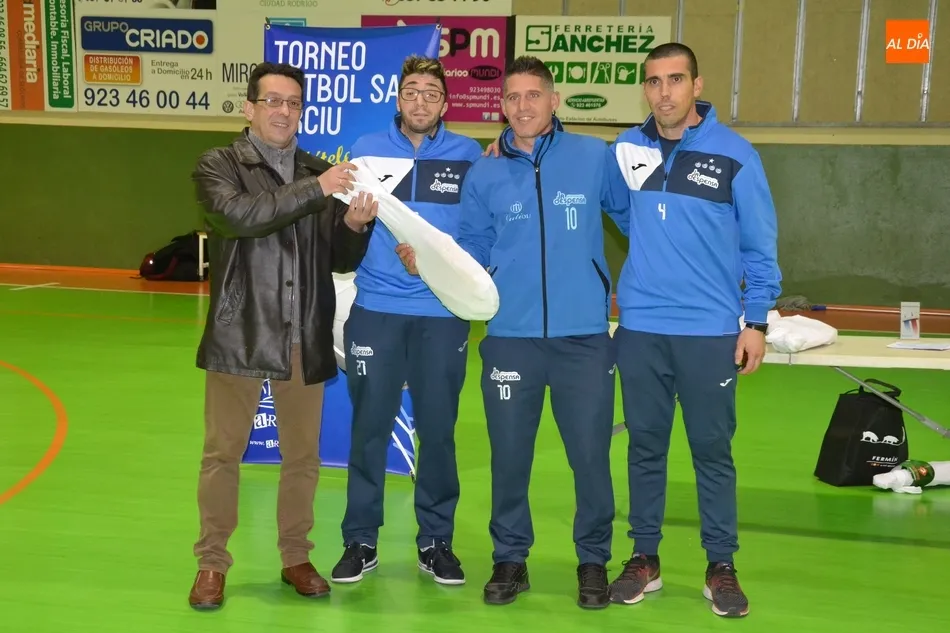 Foto 7 - Los representantes del III Columnas y Esalza se coronan como los &uacute;ltimos campeones grupales de...