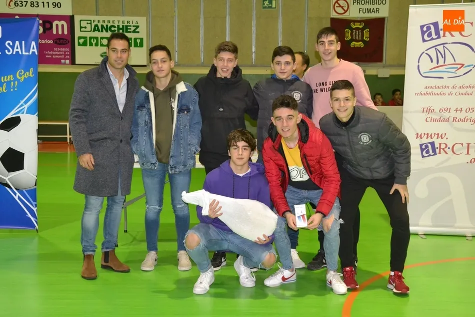 Foto 8 - Los representantes del III Columnas y Esalza se coronan como los &uacute;ltimos campeones grupales de...