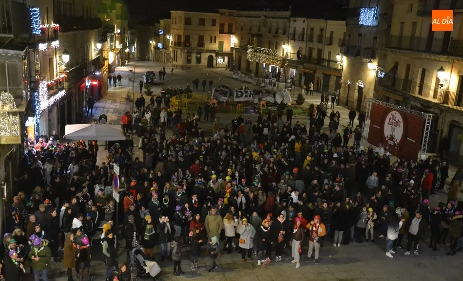 Ciudad Rodrigo toma por anticipado 12 gominolas al ritmo de unas Campanadas a viva voz  