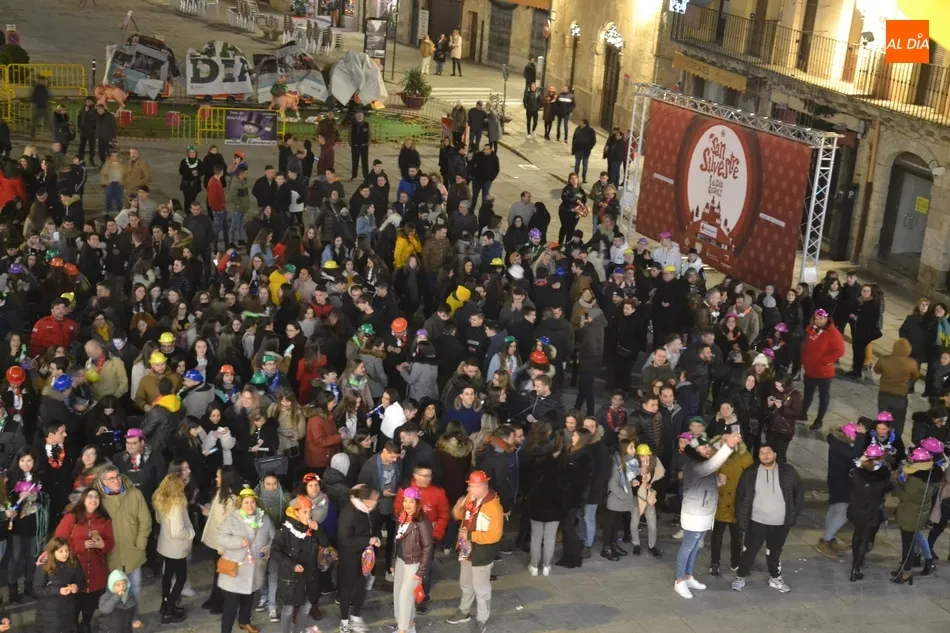 Foto 10 - Ciudad Rodrigo toma por anticipado 12 gominolas al ritmo de unas Campanadas a viva voz  