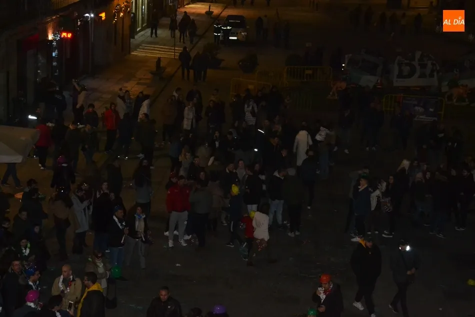 Foto 8 - Ciudad Rodrigo toma por anticipado 12 gominolas al ritmo de unas Campanadas a viva voz  