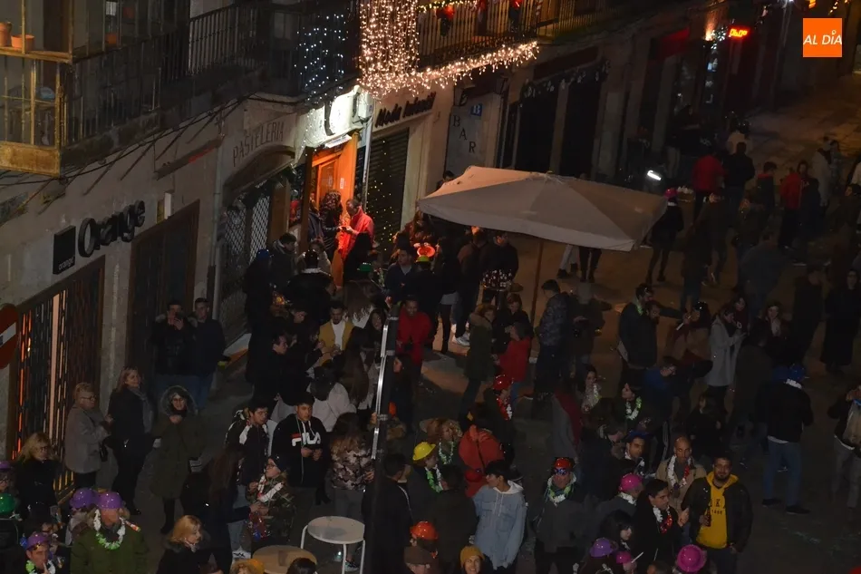 Foto 7 - Ciudad Rodrigo toma por anticipado 12 gominolas al ritmo de unas Campanadas a viva voz  