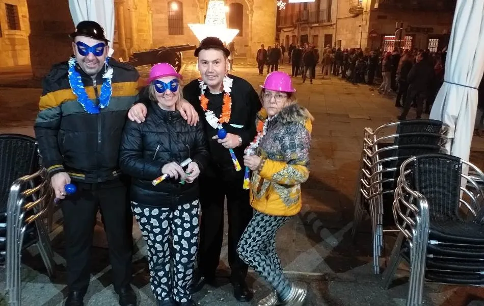 Foto 2 - Ciudad Rodrigo toma por anticipado 12 gominolas al ritmo de unas Campanadas a viva voz  