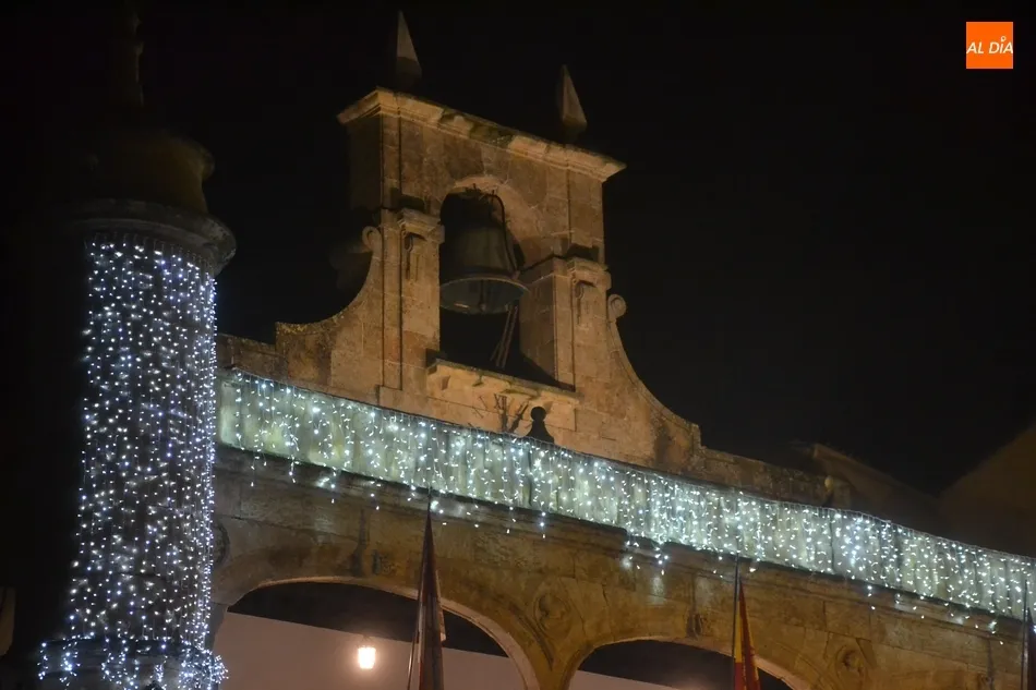 Foto 3 - Ciudad Rodrigo toma por anticipado 12 gominolas al ritmo de unas Campanadas a viva voz  