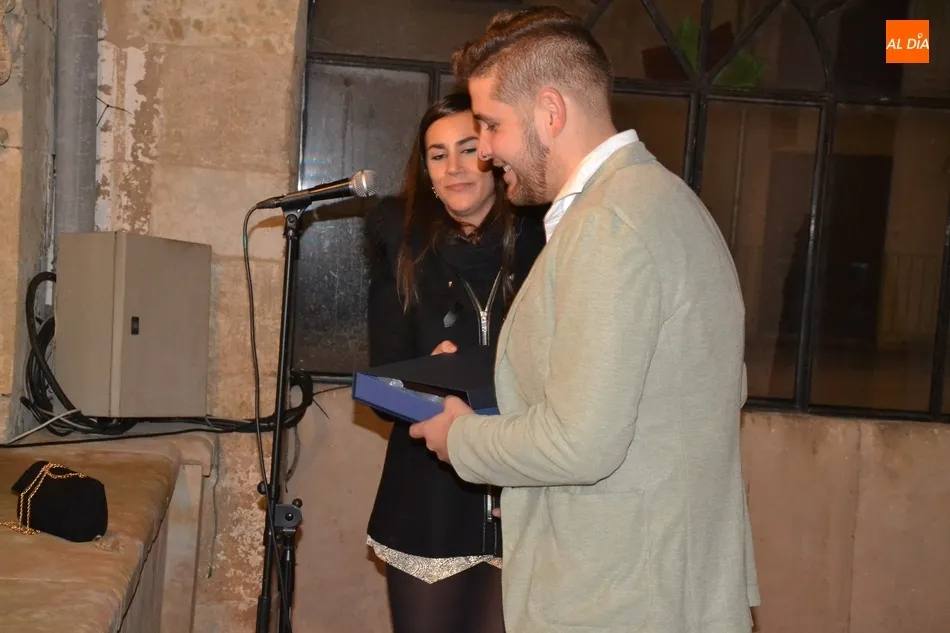 Foto 6 - Ciudad Rodrigo toma por anticipado 12 gominolas al ritmo de unas Campanadas a viva voz  