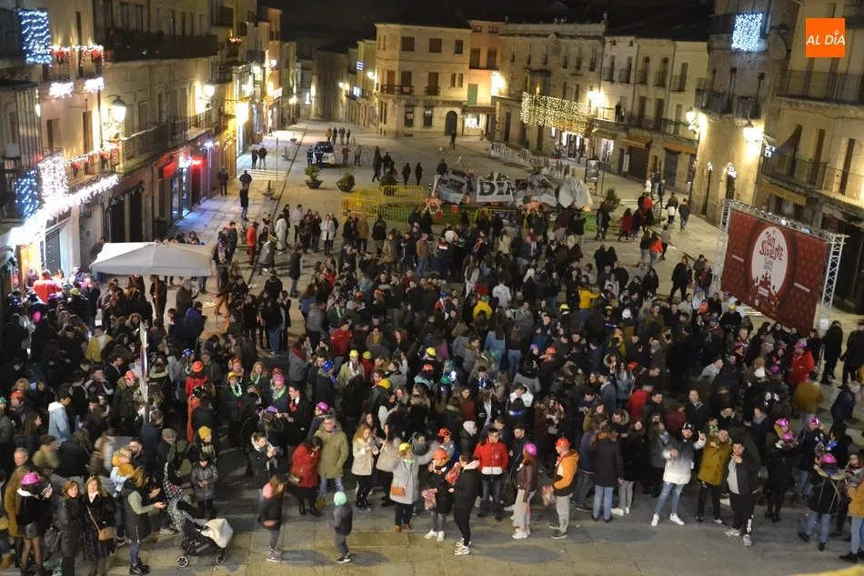 Foto 9 - Ciudad Rodrigo toma por anticipado 12 gominolas al ritmo de unas Campanadas a viva voz  