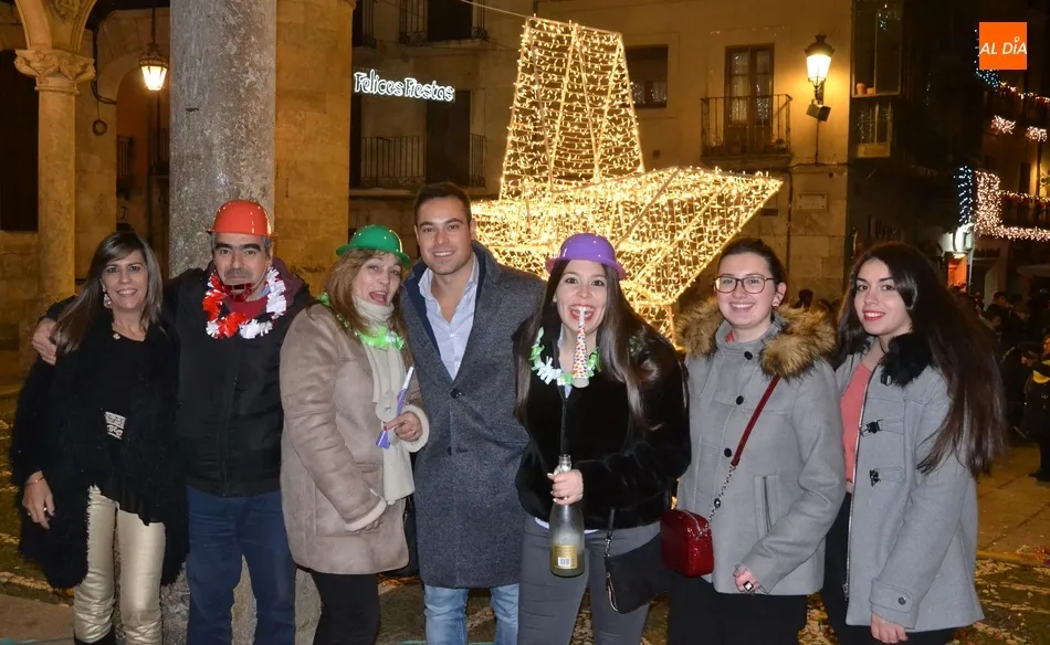 Foto 4 - Ciudad Rodrigo toma por anticipado 12 gominolas al ritmo de unas Campanadas a viva voz  