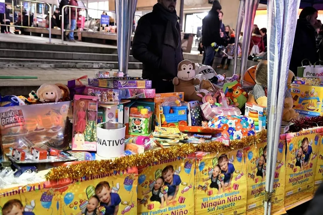 Foto 6 - Las muestras de solidaridad inundan el Festival Ben&eacute;fico &lsquo;Ning&uacute;n Ni&ntilde;o Sin Juguete&rsquo;