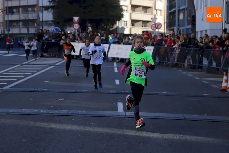 Entrada en meta de Laura Quevedo en la categoría sub-10 / Lydia González