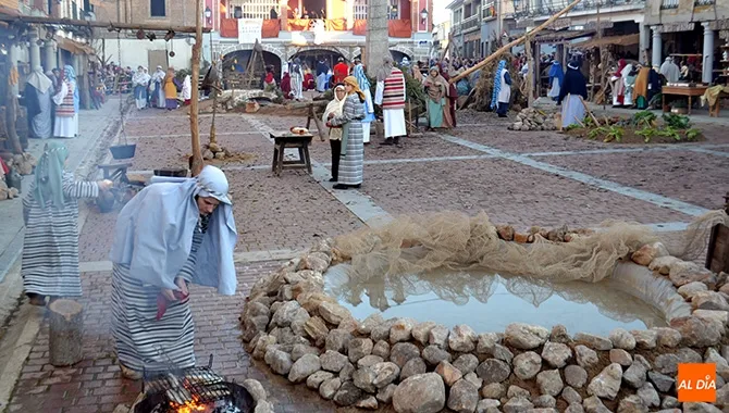El VII Belén Viviente de Santiago de la Puebla se celebraba en la Plaza Mayor
