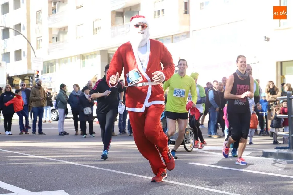 Foto 4 - Los disfraces ponen la guinda a una San Silvestre para el recuerdo
