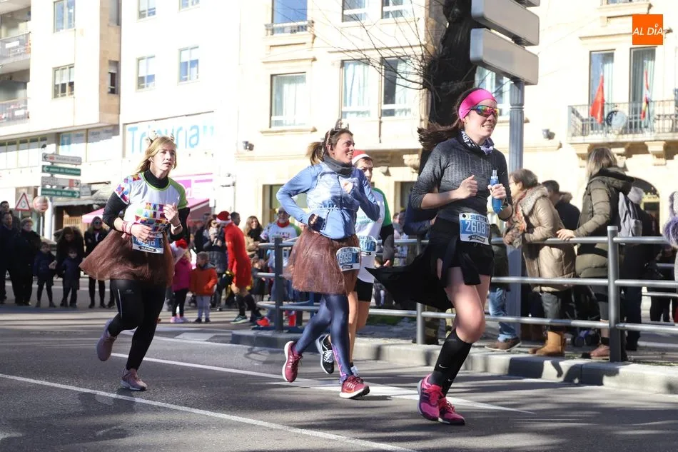 Foto 2 - Los disfraces ponen la guinda a una San Silvestre para el recuerdo