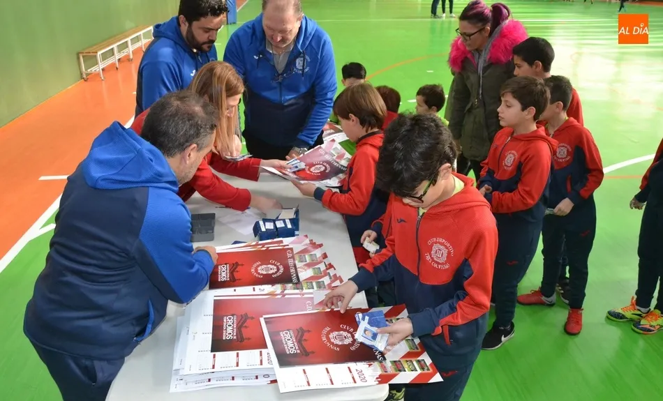 El III Columnas regresa un lustro después a los álbums de cromos  