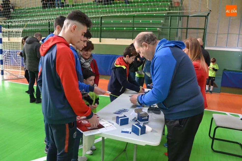 Foto 4 - El III Columnas regresa un lustro despu&eacute;s a los &aacute;lbums de cromos  