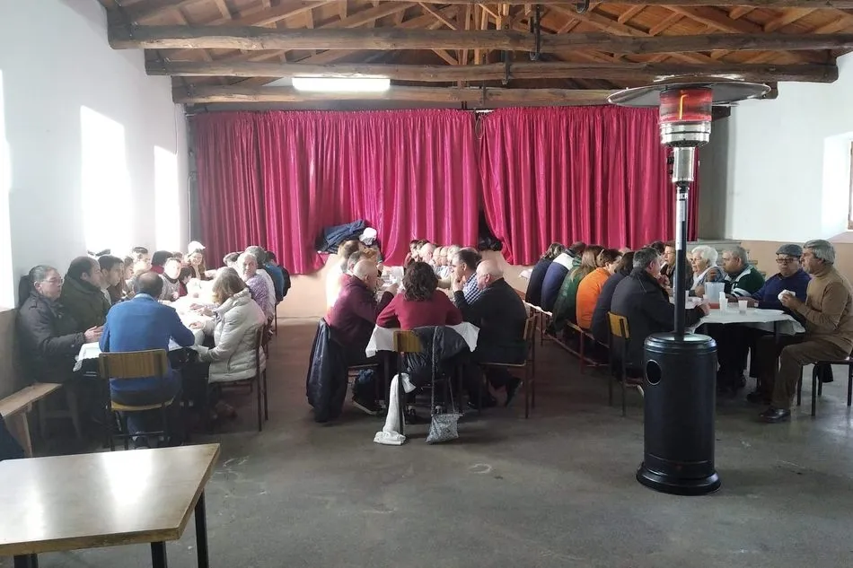 El salón reunió de nuevo al pueblo de Peralejos de Abajo en una comida de confraternidad