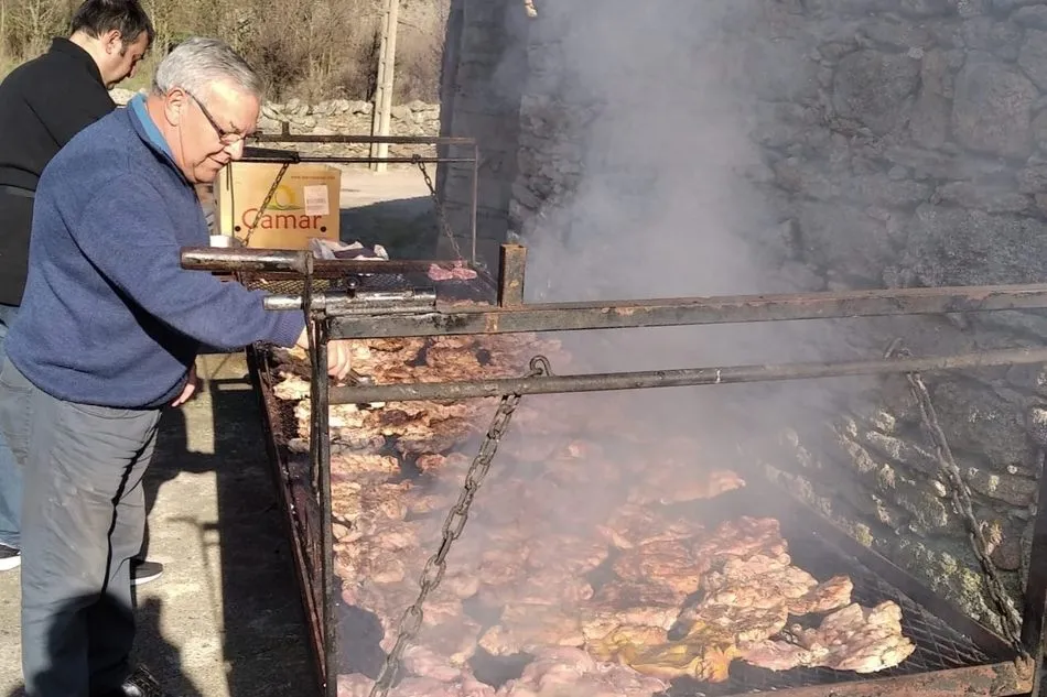 Foto 11 - Los vecinos de Peralejos de Abajo viven la Navidad con una suculenta parrillada  