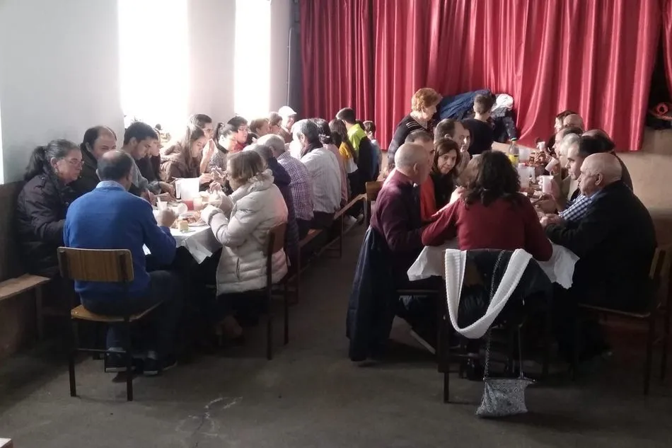 Foto 8 - Los vecinos de Peralejos de Abajo viven la Navidad con una suculenta parrillada  