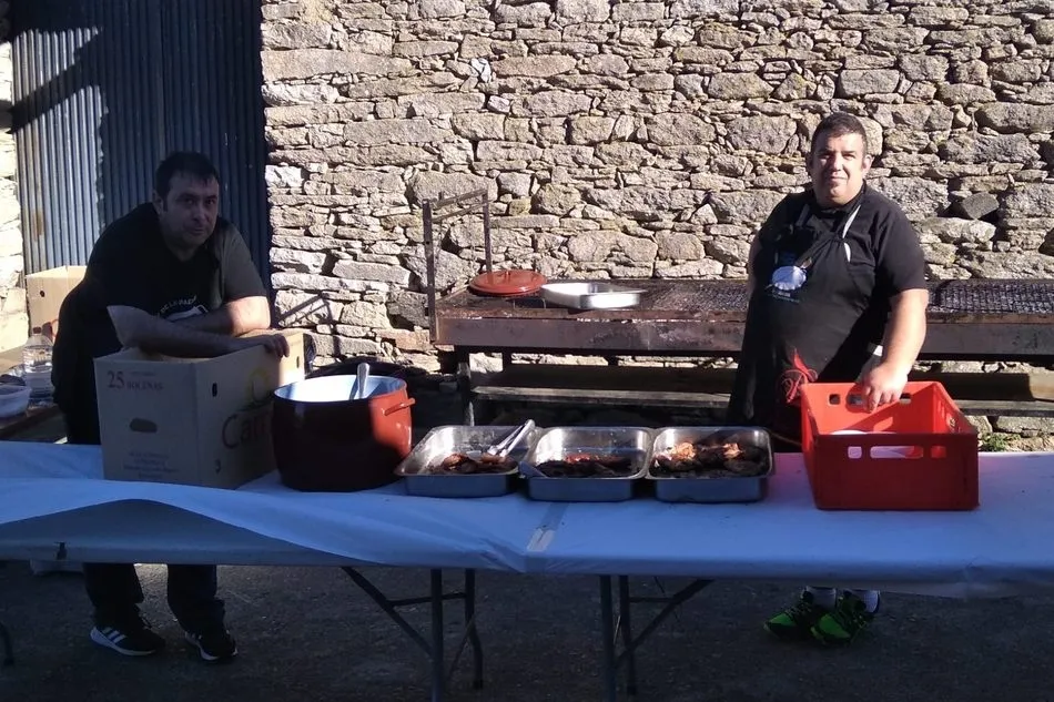 Foto 6 - Los vecinos de Peralejos de Abajo viven la Navidad con una suculenta parrillada  