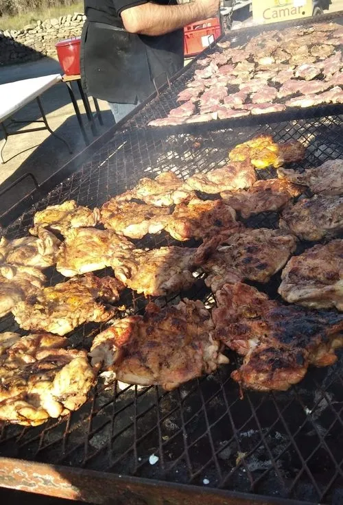 Foto 5 - Los vecinos de Peralejos de Abajo viven la Navidad con una suculenta parrillada  