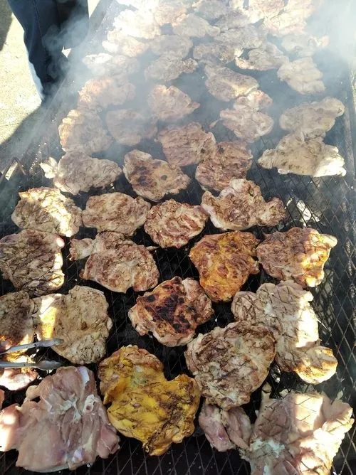 Foto 4 - Los vecinos de Peralejos de Abajo viven la Navidad con una suculenta parrillada  