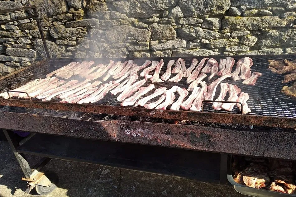 Foto 3 - Los vecinos de Peralejos de Abajo viven la Navidad con una suculenta parrillada  