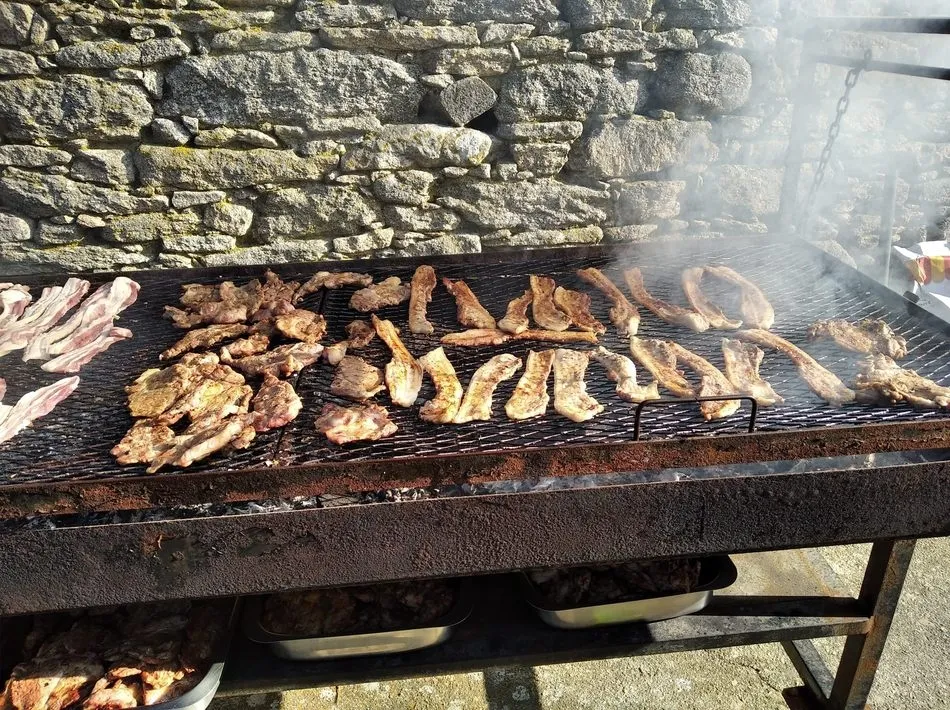 Foto 2 - Los vecinos de Peralejos de Abajo viven la Navidad con una suculenta parrillada  