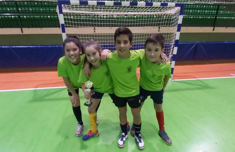 Foto 5 - Los integrantes del Alev&iacute;n B del III Columnas disputan un partido contra sus progenitores  