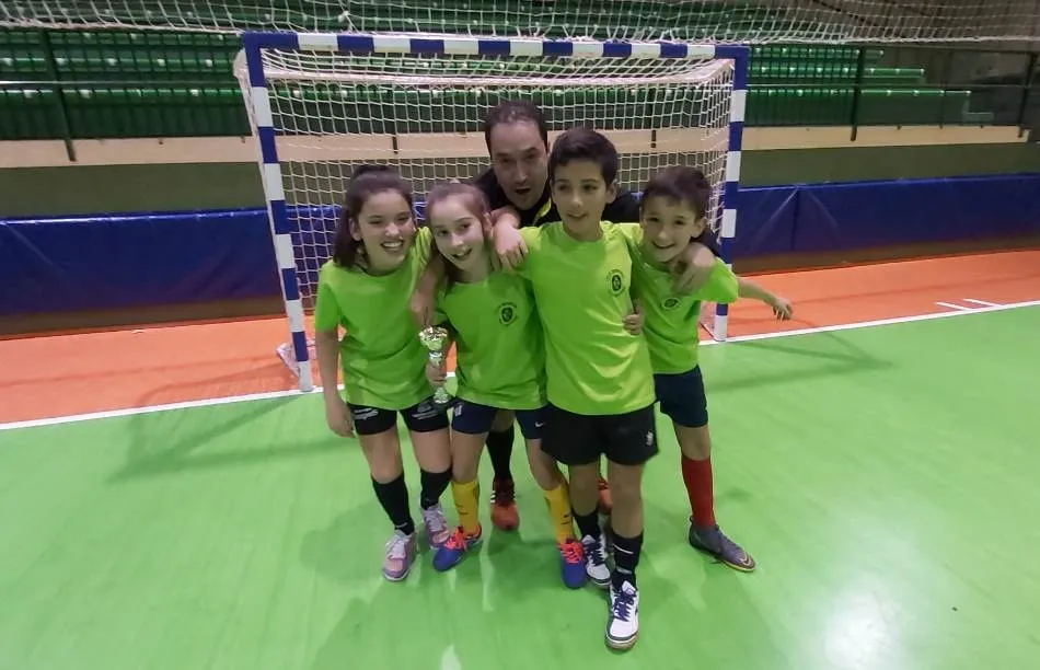 Foto 6 - Los integrantes del Alev&iacute;n B del III Columnas disputan un partido contra sus progenitores  