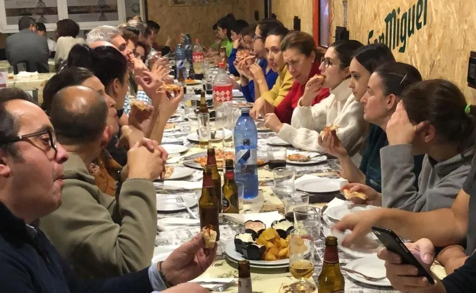 Foto 2 - Los integrantes del Alev&iacute;n B del III Columnas disputan un partido contra sus progenitores  