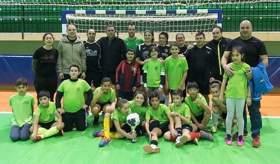 Foto 4 - Los integrantes del Alev&iacute;n B del III Columnas disputan un partido contra sus progenitores  