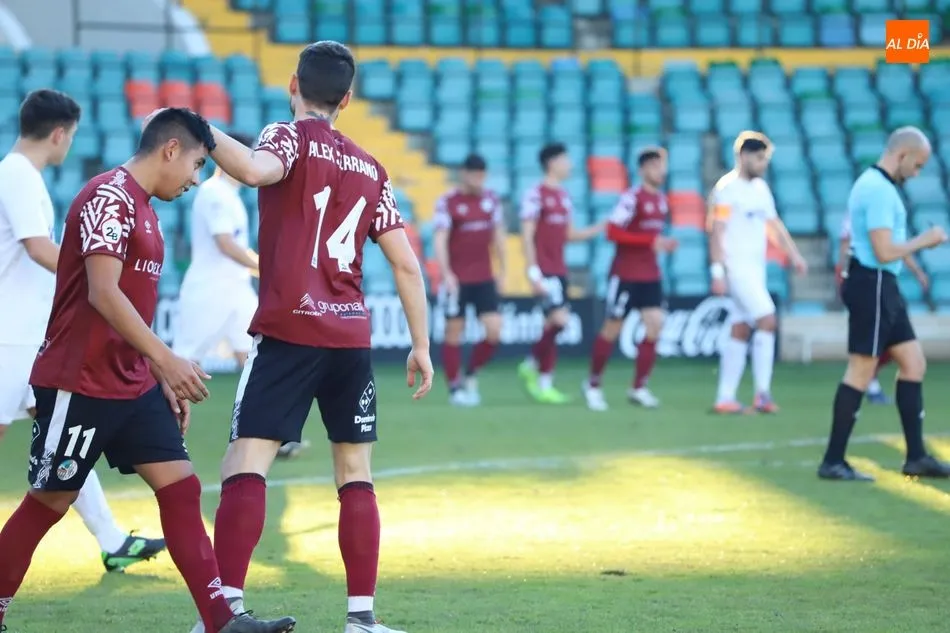 Serrano felicita a Calderón tras dar una asistencia / Lydia González