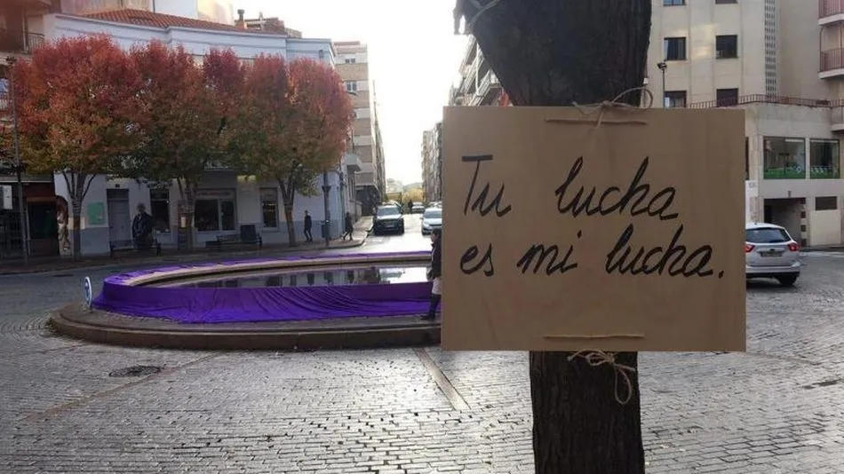 ZOES celebró el 25N cubriendo la fuente de la Plaza del Oeste con una tela morada y colocando carteles con mensajes en  los árboles (Foto: ZOES)