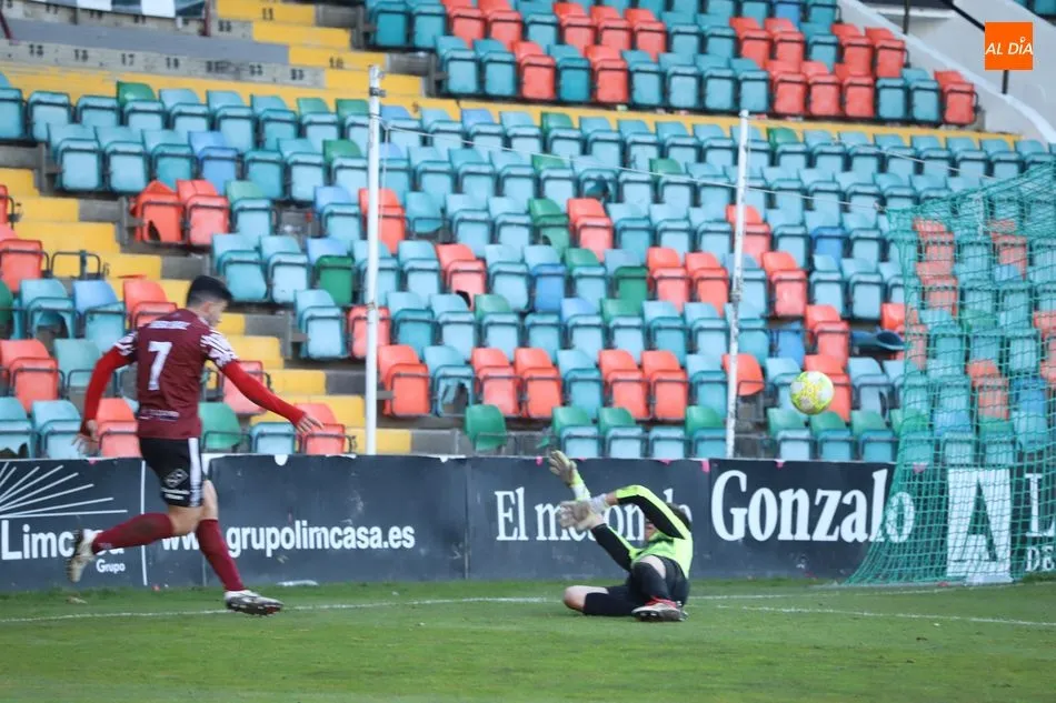 Foto 10 - El Salamanca UDS golea al Ribert en un competido amistoso (6-0)