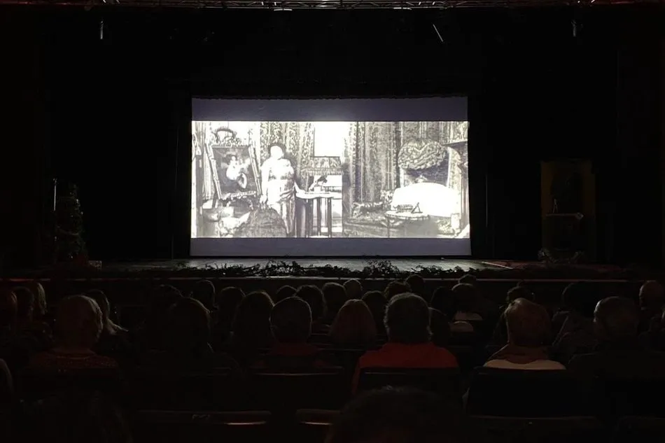 Foto 8 - Buena afluencia de p&uacute;blico a la proyecci&oacute;n en Vitigudino del documental sobre In&eacute;s Luna  