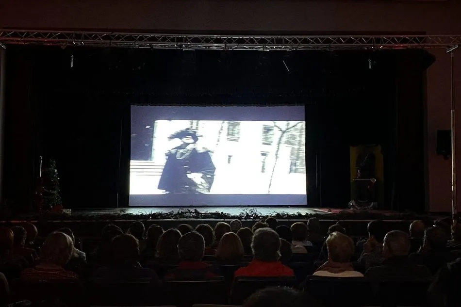 Foto 6 - Buena afluencia de p&uacute;blico a la proyecci&oacute;n en Vitigudino del documental sobre In&eacute;s Luna  