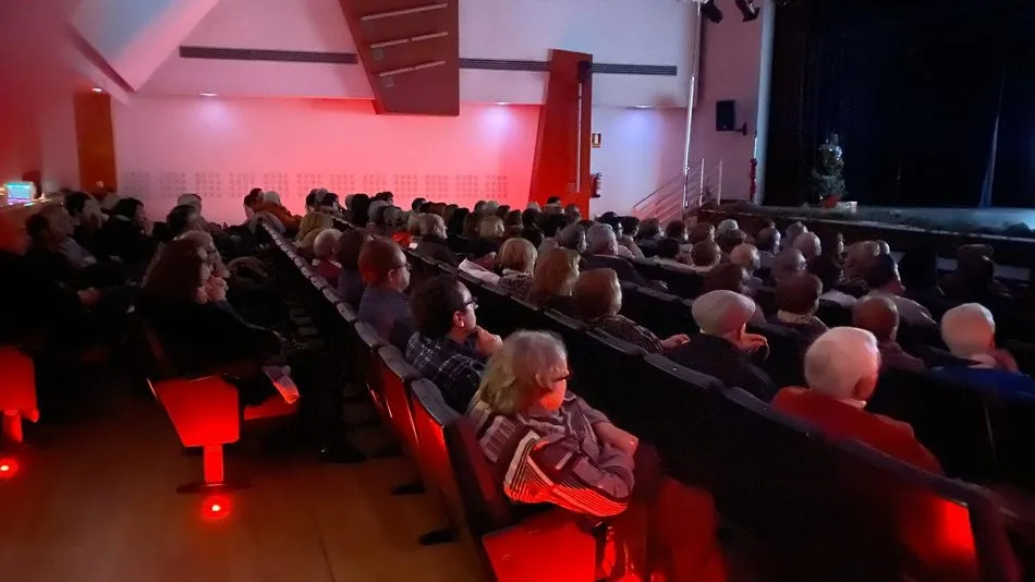 Foto 5 - Buena afluencia de p&uacute;blico a la proyecci&oacute;n en Vitigudino del documental sobre In&eacute;s Luna  