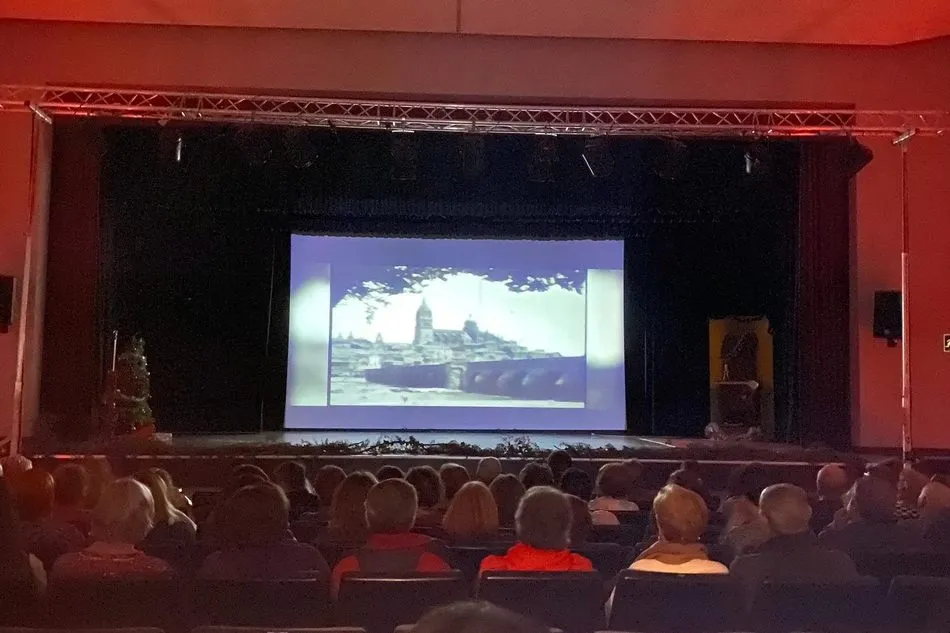 Foto 4 - Buena afluencia de p&uacute;blico a la proyecci&oacute;n en Vitigudino del documental sobre In&eacute;s Luna  
