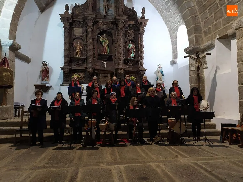 Foto 4 - Los Santos acoge el concierto del coro local en la iglesia de San Bartolom&eacute;