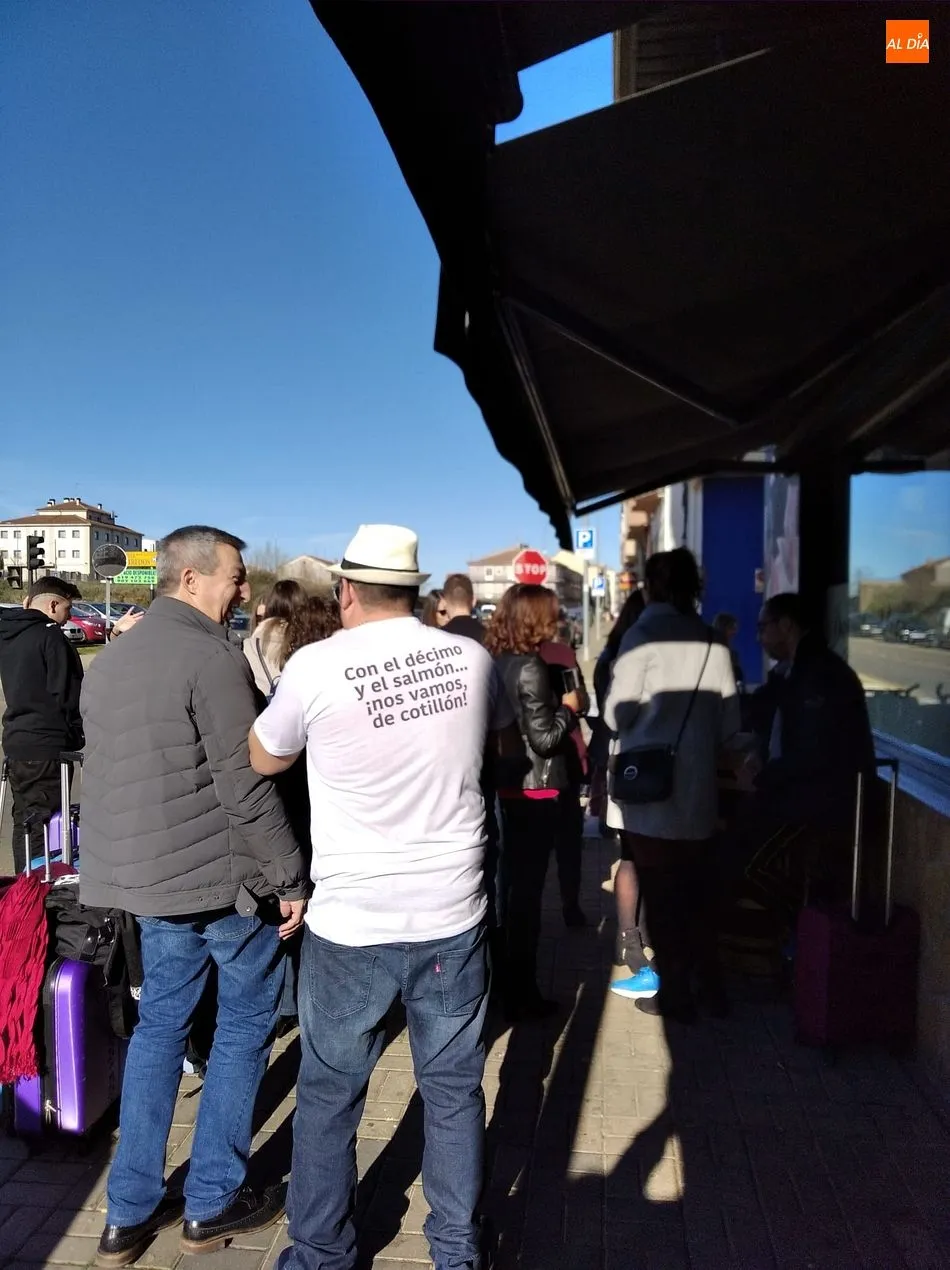 Foto 2 - &ldquo;Con el d&eacute;cimo y el salm&oacute;n&hellip;&nbsp;nos vamos de cotill&oacute;n&rdquo;