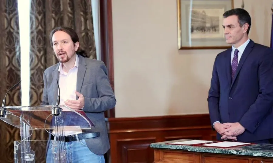 El líder de Podemos, Pablo Iglesias, ofrece una rueda de prensa en el Congreso de los Diputados tras firmar el principio de acuerdo con el presidente del Gobierno en funciones, Pedro Sánchez