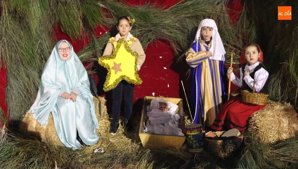 Un simpático e inocente portal de belén presidía la Plaza Mayor de Villarino este lunes / CORRAL