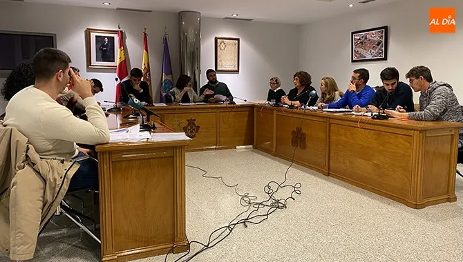 Los cuatro partidos aprobaban la propuesta para tratar de frenar el fin de la venta de billetes en la estación de tren